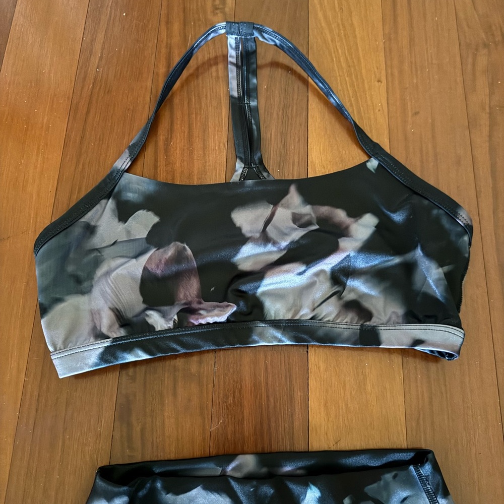 Beyond Yoga Black and Gray Leggings Set - Picture 2 of 4
